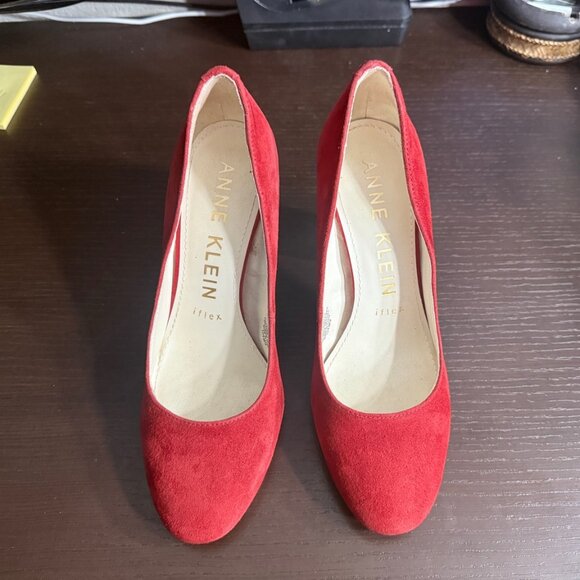Anne Klein Red Suede Shoes Block Heels Size 7 & Red Scarf + Straw Bag Bundle - Picture 3 of 9